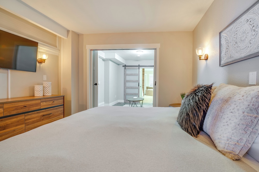 2 Blocks to Downton Chelan: Home w/ Hot Tub!