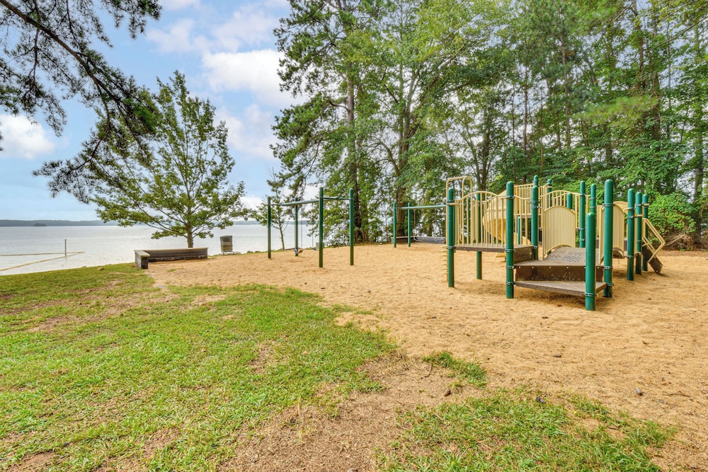 Walk to Beach: Lake Hartwell Cabin w/ Large Yard!