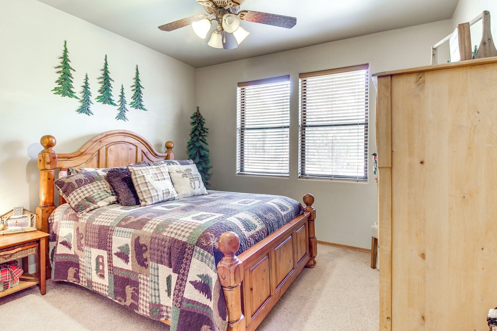 Outdoor Oasis: Family-friendly Cabin in Show Low!