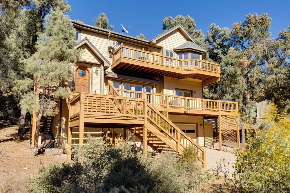 Game Room & Deck: Modern Frazier Park Home!