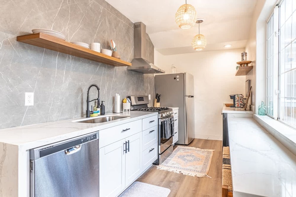 Stylish 2-bedroom Walking Distance to Downtown