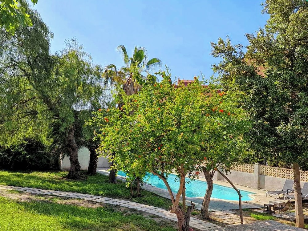 House With Exclusive Pool and Garden 7 min Walk From the Beach and the Center