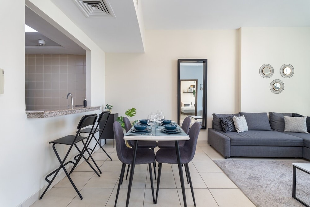 Refined 1BR Retreat in The Point Tower - Marina