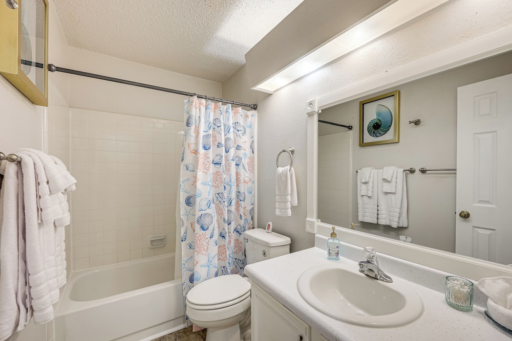 3 Mi to Randolph Afb: Family Home w/ Poker Table!