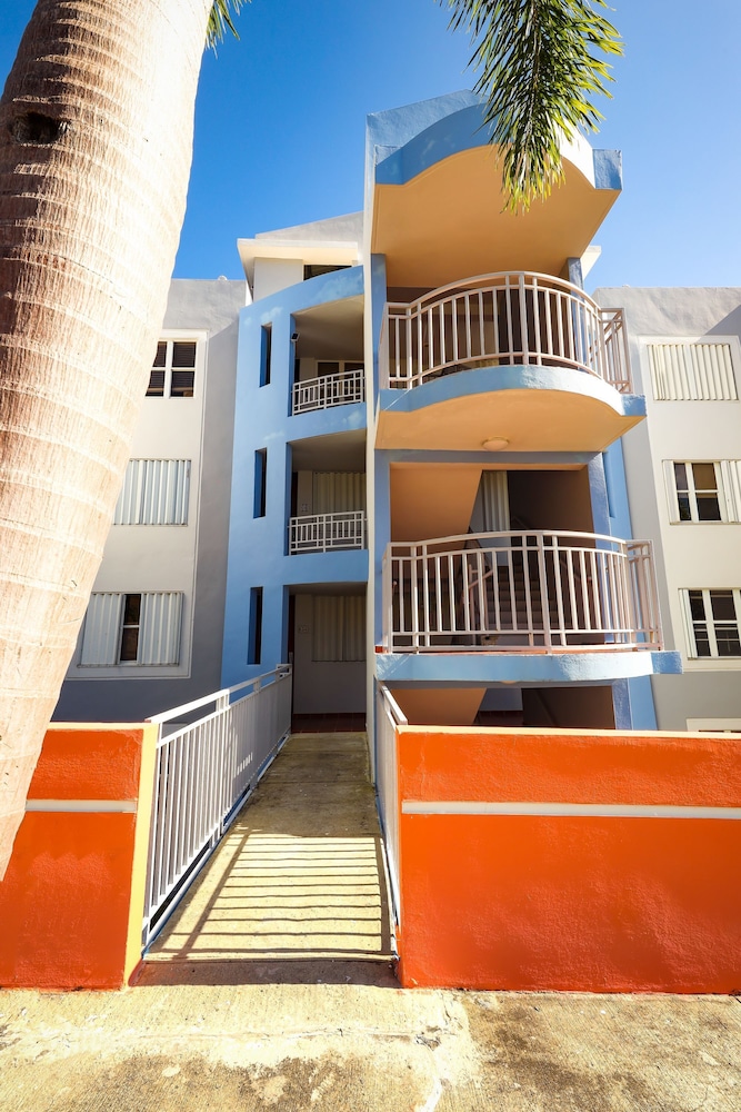 Relaxing Poolside Getaway With Balcony