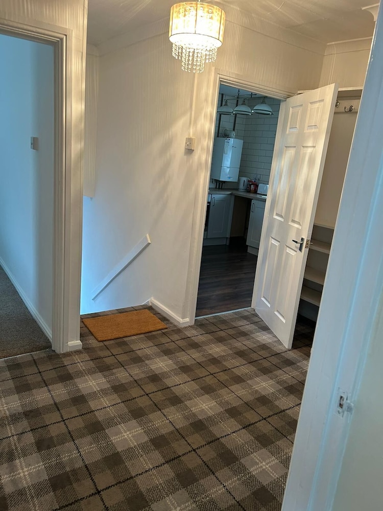 Crynallt Road Apartment - Neath view 5