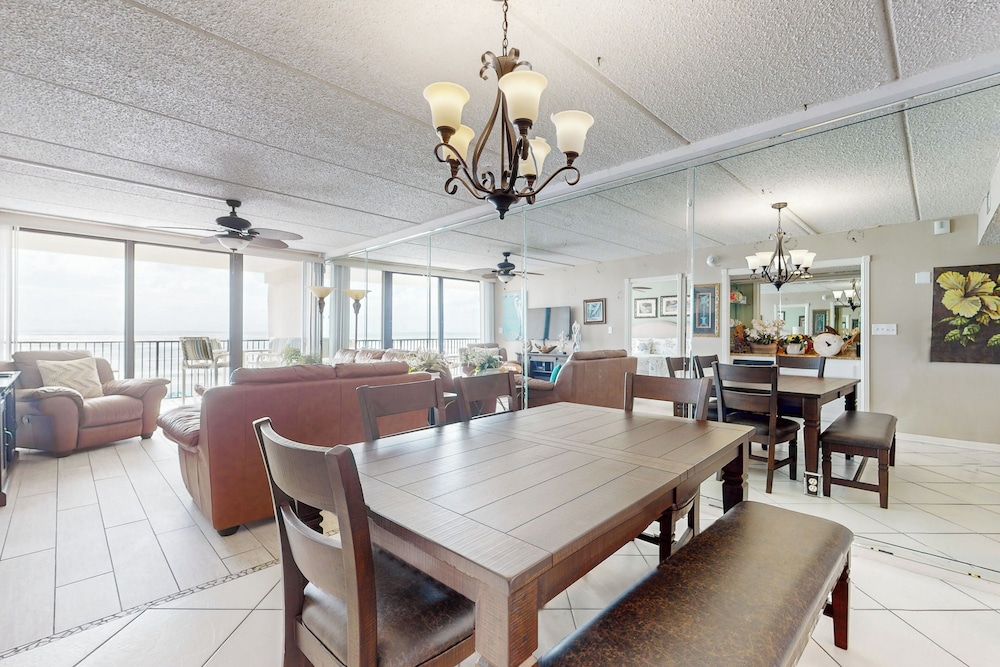 Resort 2BR Condo w/ Gulf-front Balcony & Hot Tub