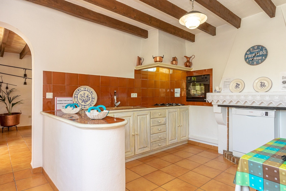 Traditional Charm With Private Pool