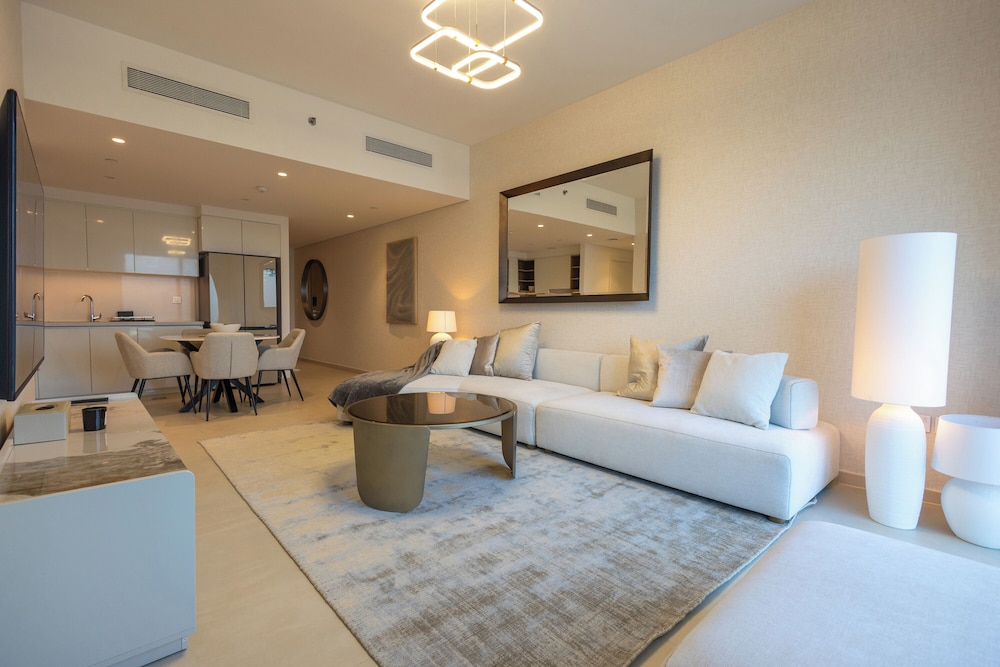 Maison Privee - Elegant Urban Stay Just Steps from Burj Khalifa