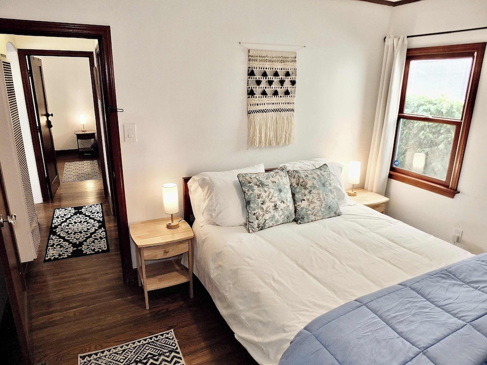 Belmont Shore Coastal Cottage - Cozy Home for 6 - 2 Blocks to Beach