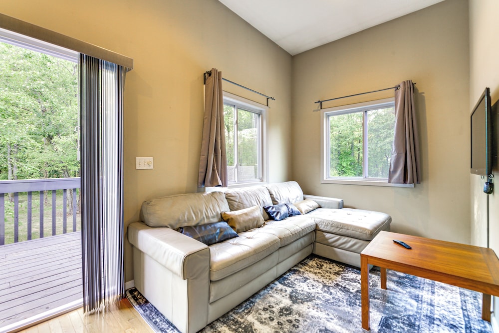 Large Yard w/ Pond: Family Retreat in New Albany!
