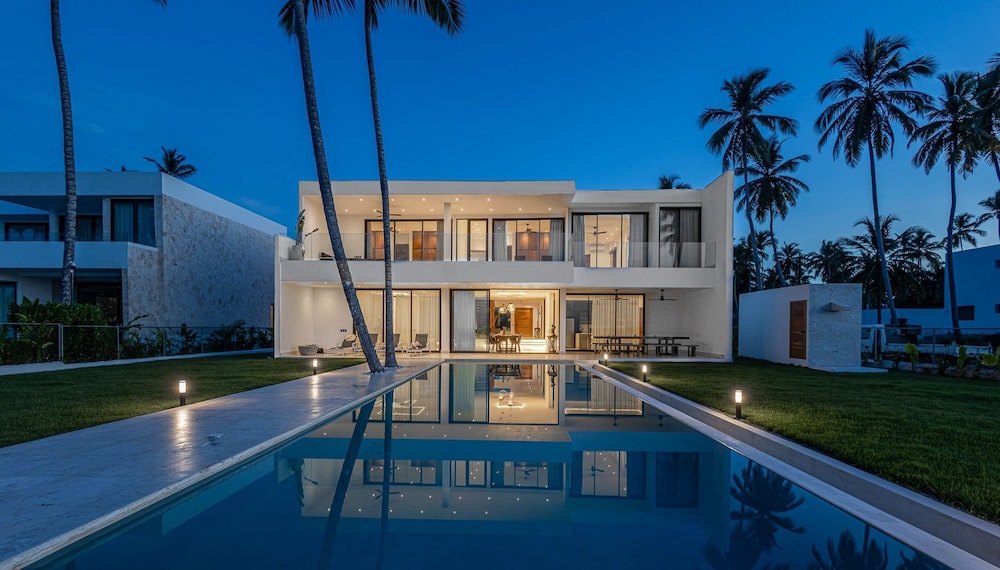 6BR Oceanfront Bliss With Private Chef and Pool