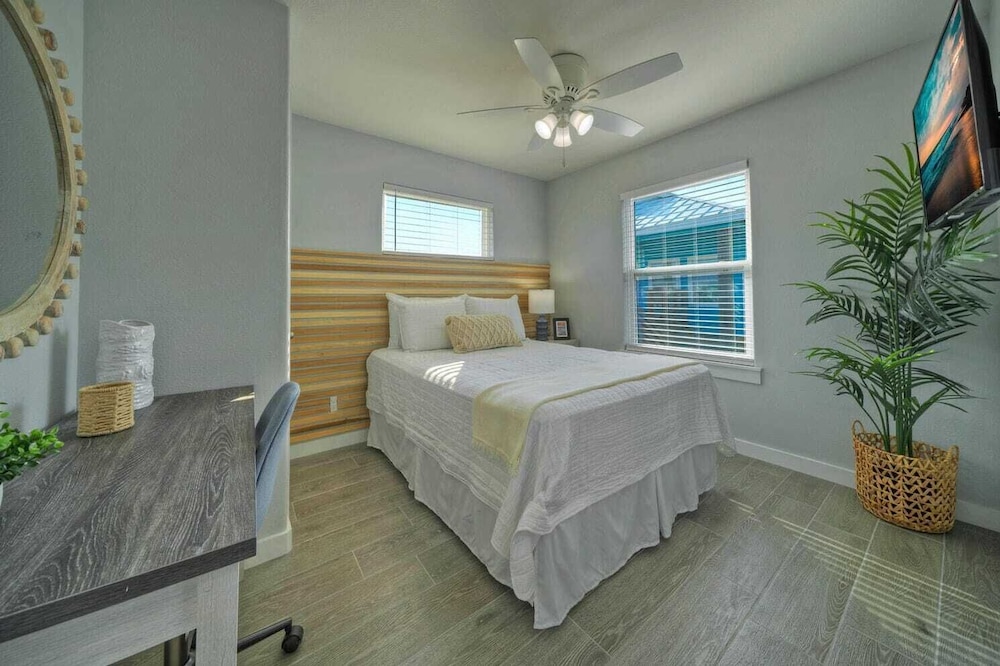 Sleeps 24 2 Homes, Priv Pool, Swing Bar, Patio Lounge Near Nature Preserve