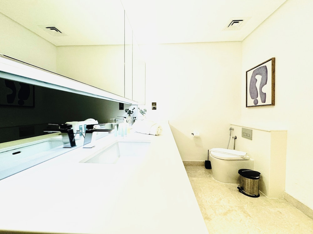 Venduras Chic 1BR Burj Views Sterling