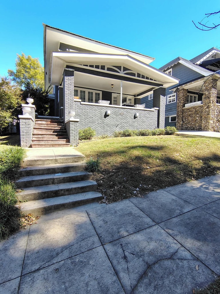 29th Street Trendy Lakeview Craftsman 8
