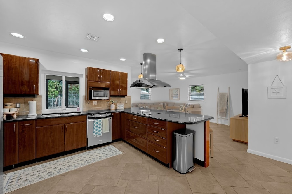 Naples Henrie Hideaway - Private Pool, Pet Friendly 12 Mins From Beach & Downtown 3 Bedroom Home