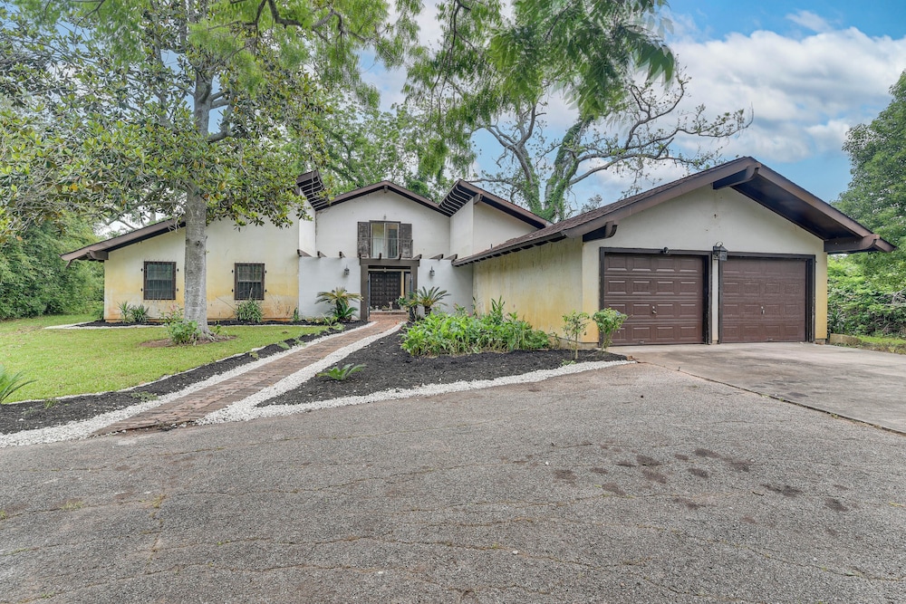 2 Mi to Dtwn: Spacious Angleton Home w/ Courtyard!