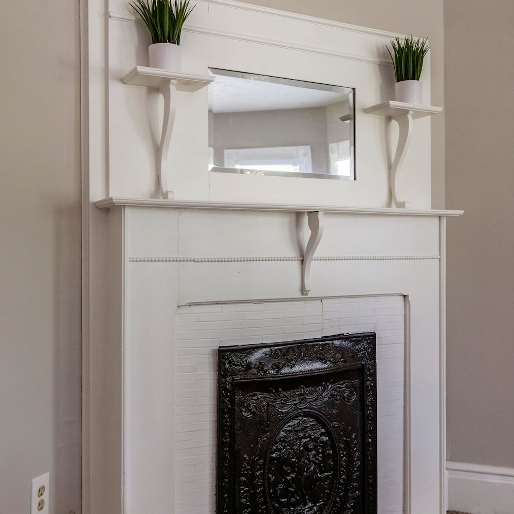 Stylish 2BR House on Frankfort Ave by Cozysuites - Image 4