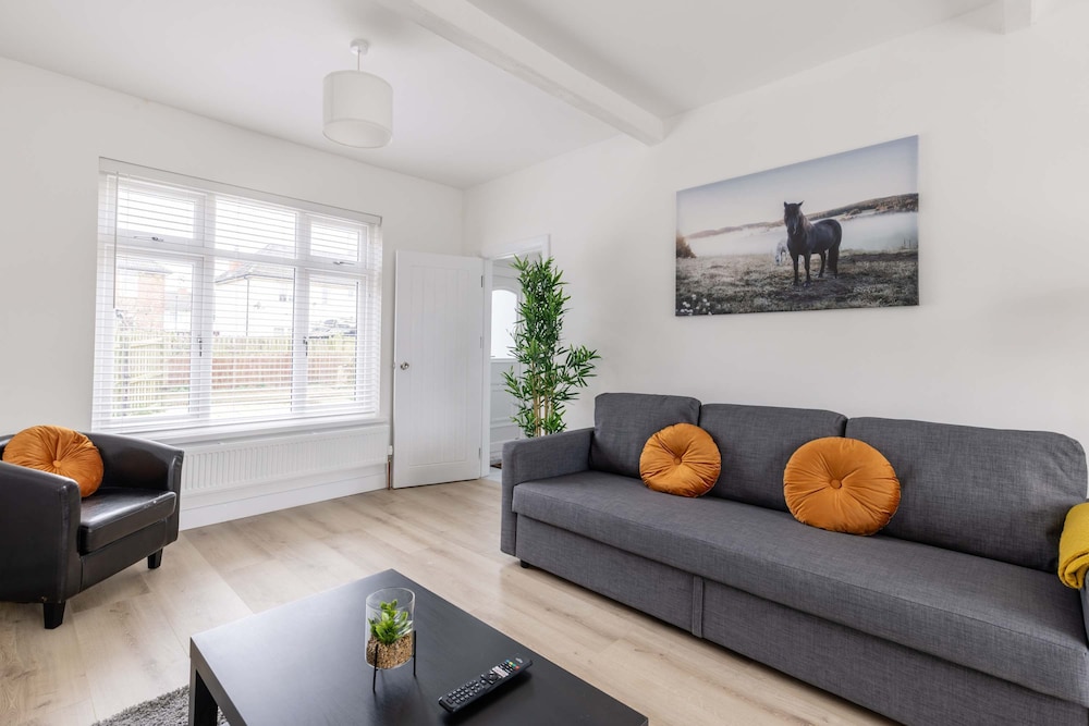 Free Parking - 4 Bedroom House