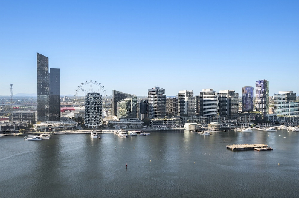 Stunning 2-bed Apartment With Water Views