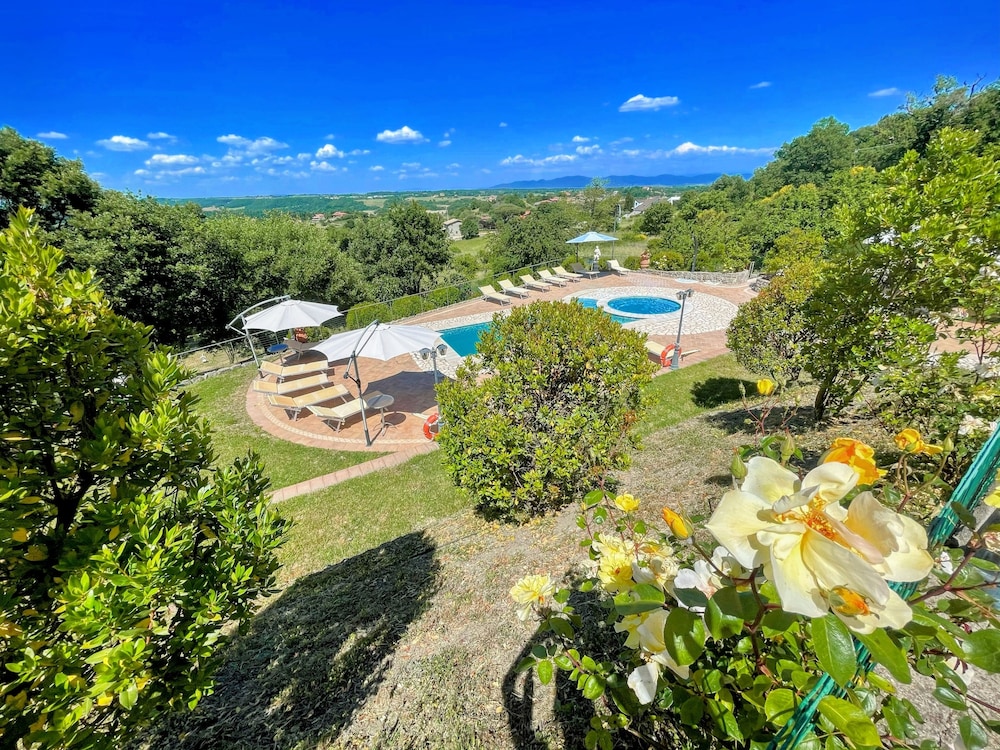 Charming Villa in Umbria - Sleeps 16 - Lake View - Pool, Jacuzzi and Events Room