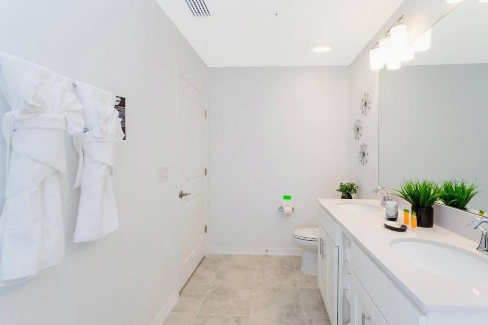 Lake View Resort Condo w Lazy River Near Disney