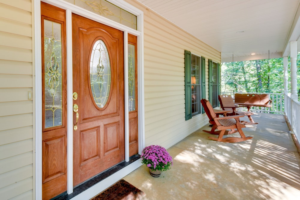 Lakefront Hartwell Retreat w/ Gas Grill  Deck! - Property Image 10