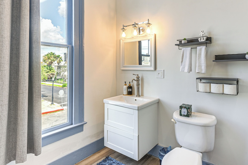 1 Mi to Beach: Historic Retreat in Galveston