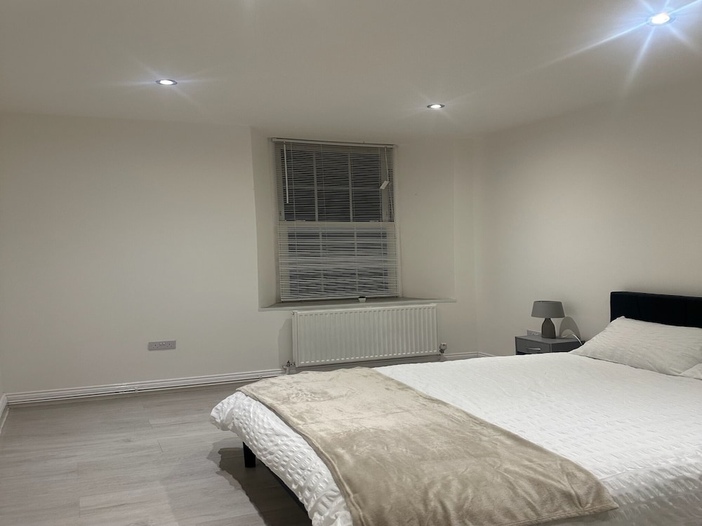 Charming 1-bed Apartment in Walton on the Naze view 2
