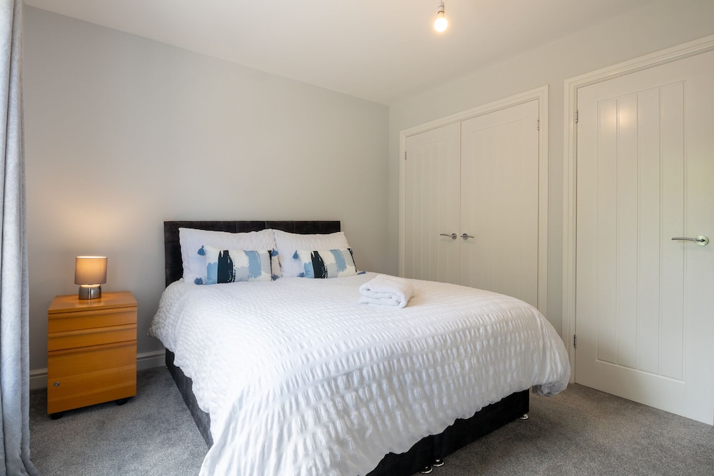 Field View 5-bed House - Free Parking view 2
