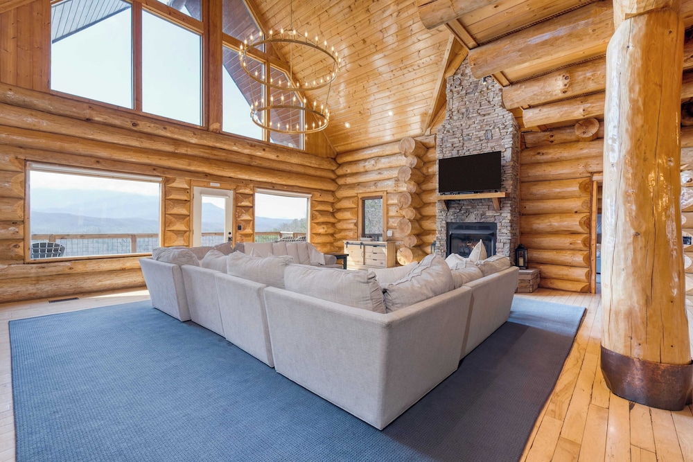 Pinnacle Chalet by Avantstay Luxury Cabin w/ Panoramic Views, Fireplace & Game Room