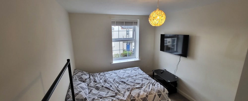 Inviting 6-bed House in Nuneaton view 2