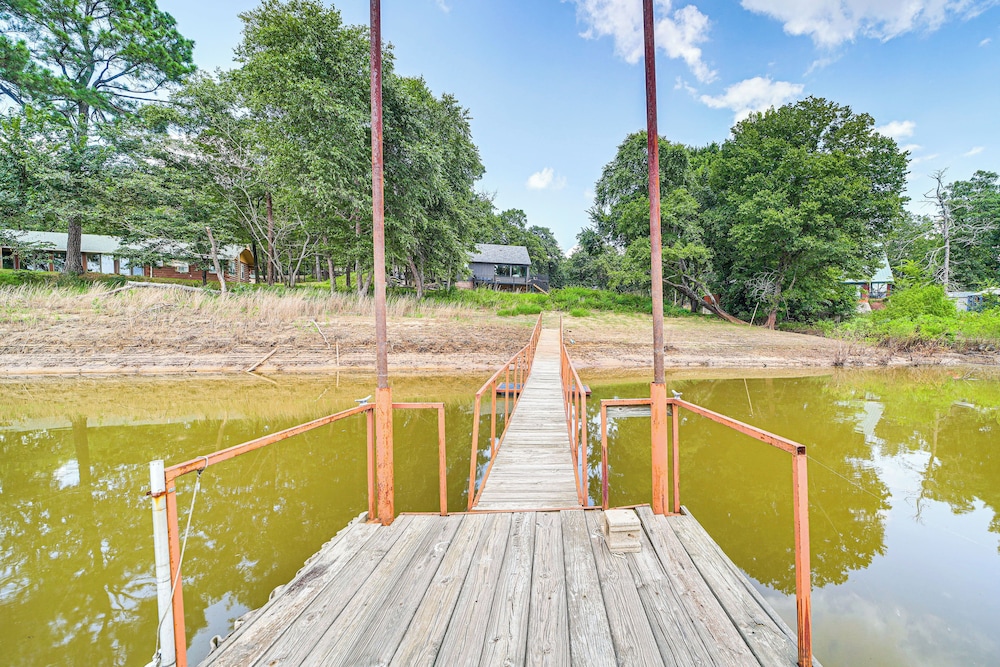 Family Fun! Lake Eufaula Home w/ Wraparound Deck