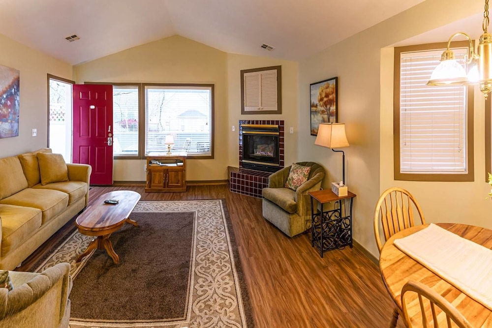 Ashland Vacations - Oak Lawn Cottage 1.5 Blocks to OSF - Property Image 10