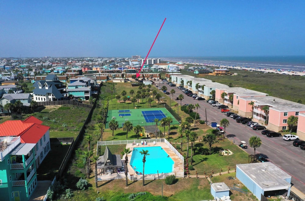 Steps to Sandfest 2 Condos in Beachfront Complex w/ Pool, Pickleball/tennis