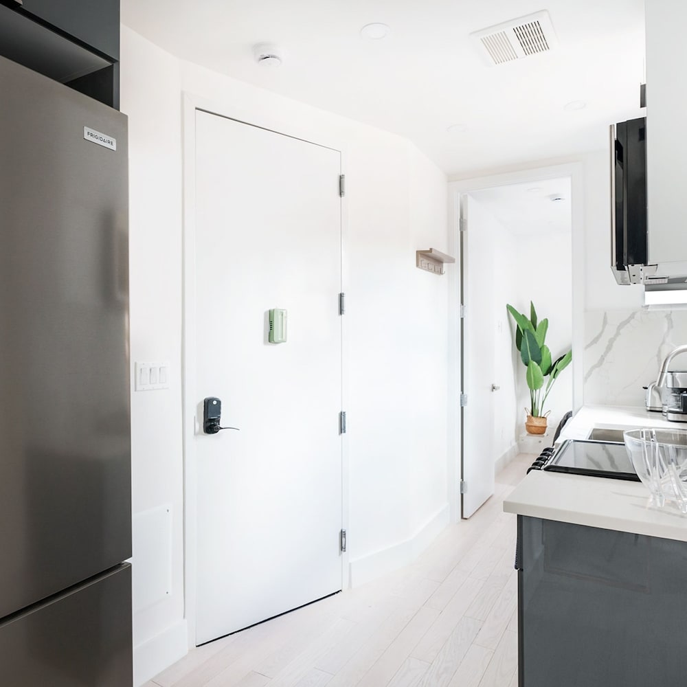 48-4fe 2BR Prime Midtown West
