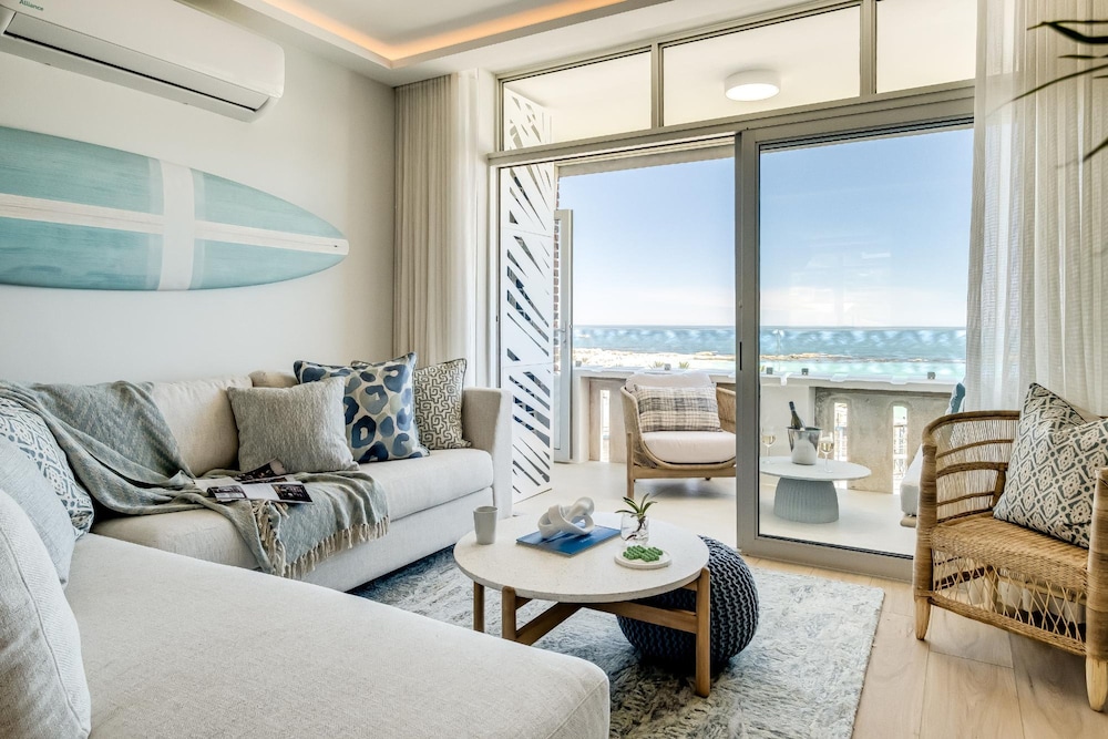 Apartment w Sea Views by Camps Bay Beach Kyanos