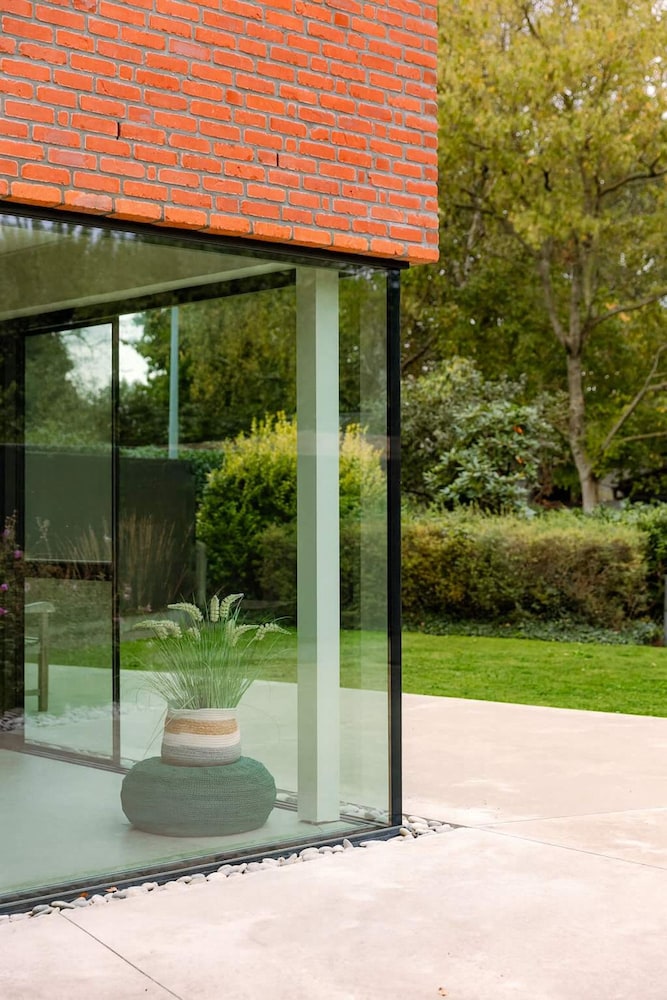 Charming Chic Stay With Garden Views Parking