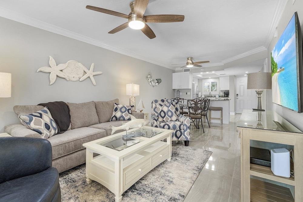 Seaside 108: Oceanview 2br/2ba Condo With Pool, Steps To Beach 2 Bedroom Condo