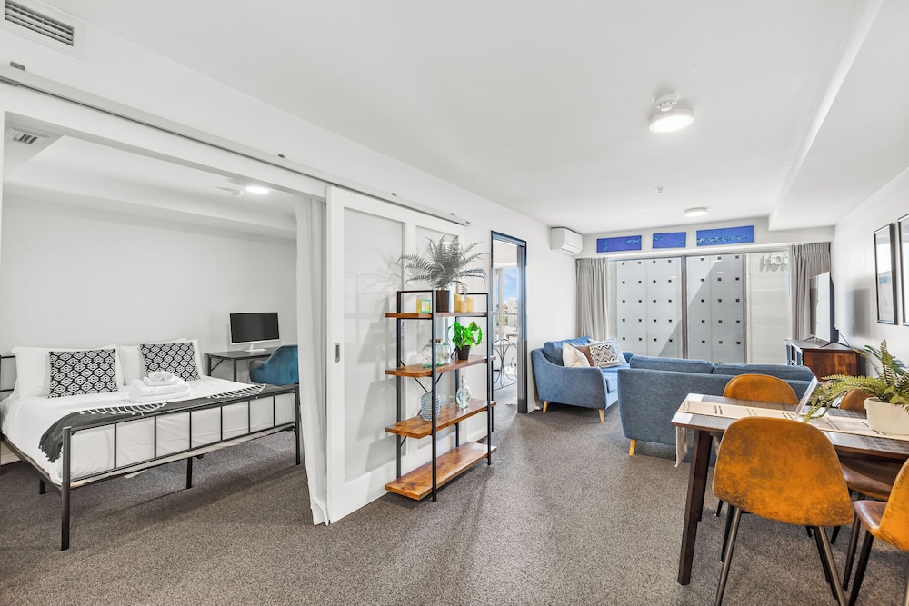 2BR Apt with Parking in Prime Spot Zodiak Stays