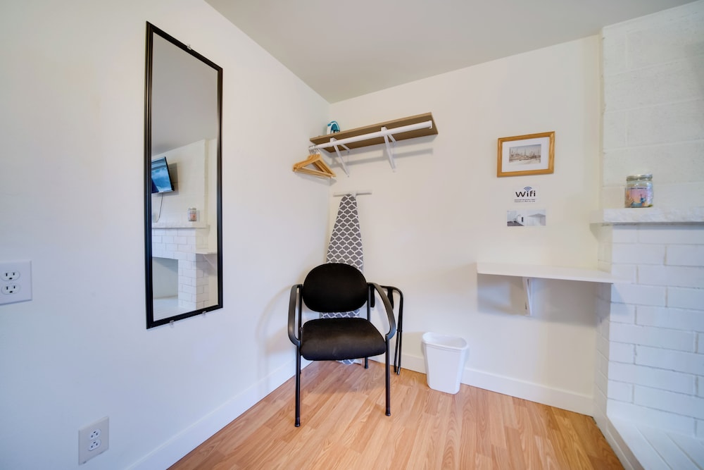 6 Mi to Downtown Seattle: Peaceful Apt w/ Patio