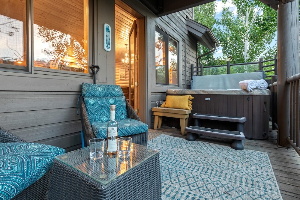 Black Bear Lodge KBM Resorts Walk to Slopes and Restaurants, Hot Tub, Elevator Access 2 Units, 4 Bedrooms BBL Ml-2744
