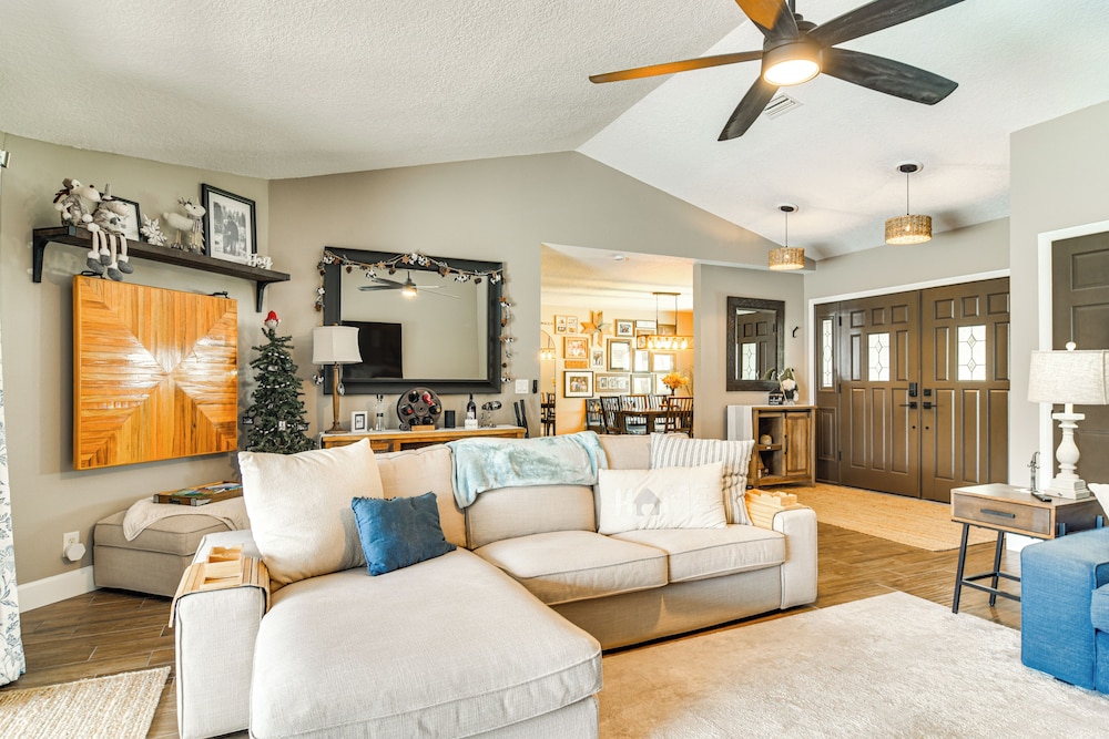 2 Blocks to Golf Course: Spacious Tampa Home!
