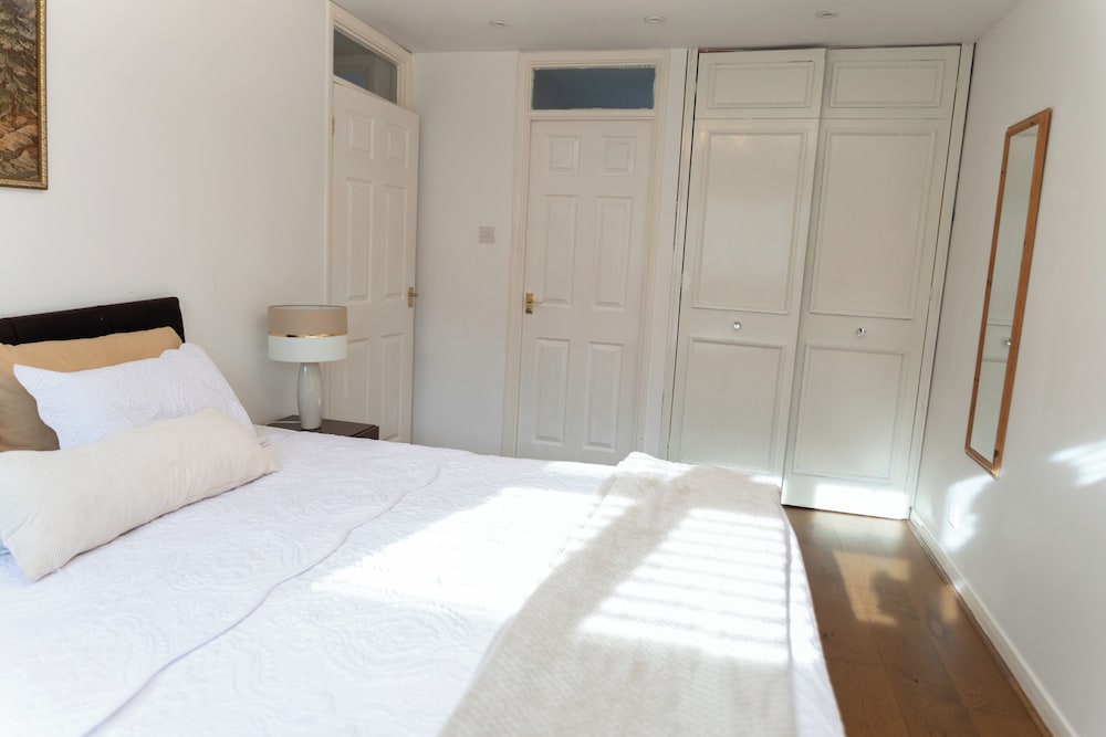 4 Bed House - Sleeps 8 - Hottub - Garden - Parking view 2