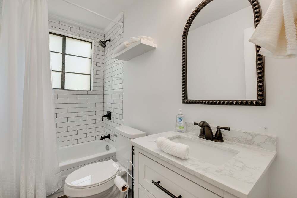 2 Mi to East Atlanta Village: Cozy Studio w/ Porch