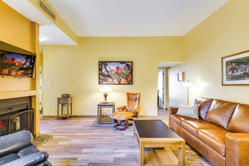 12 Mi to Dtwn Tucson: Tranquil Townhome w/ Office