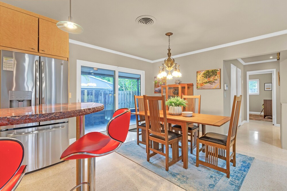 Chic 3BR Sanctuary Steps From The Drive Paradise