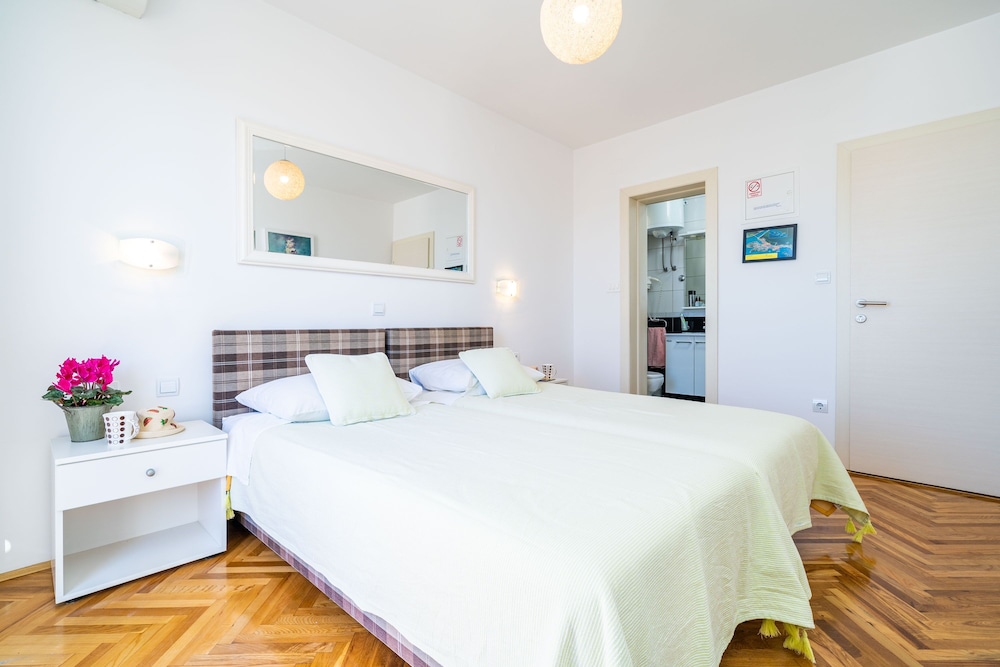 Jele Rooms