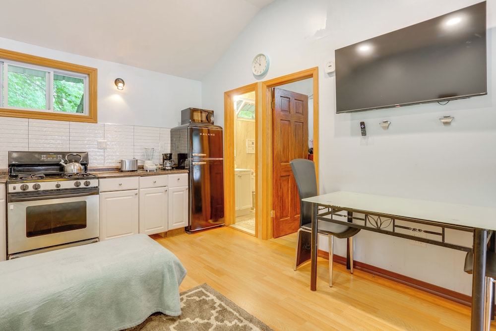 6 Mi to Bethel Woods: Cabin w/ Pool Access