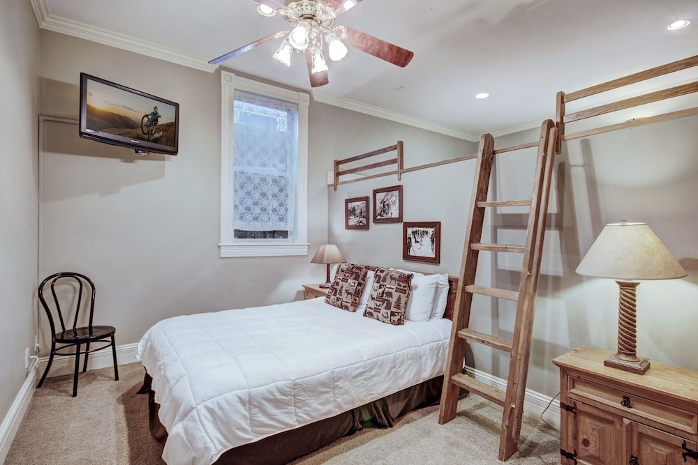 Ridge Street Lookout 4 Bedroom Home by RedAwning